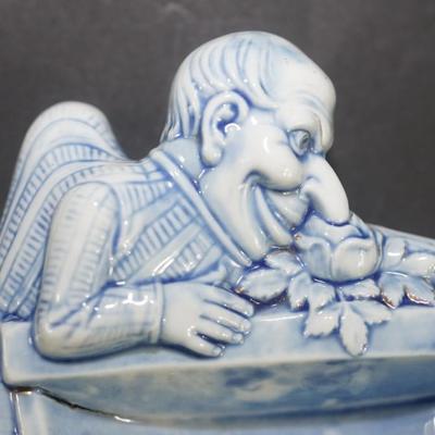 ANIQUE BLUE & WHITE PORCELAIN WASHINGTON SOUVENIR COIN TRAY FEATURING "PUNCH " ENGLISH STYLE CHARACTER