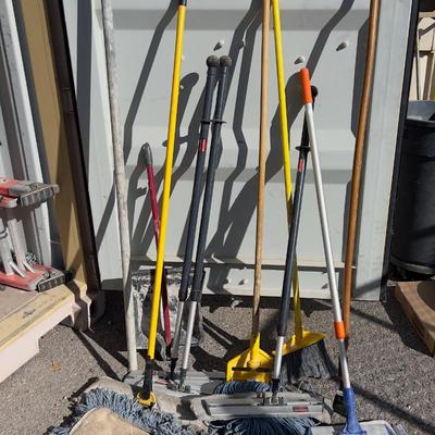 Brooms, Mops & Squeegee
