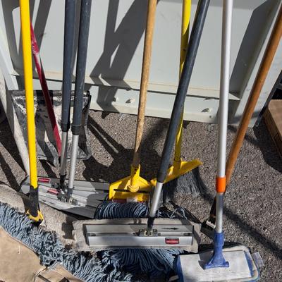 Brooms, Mops & Squeegee