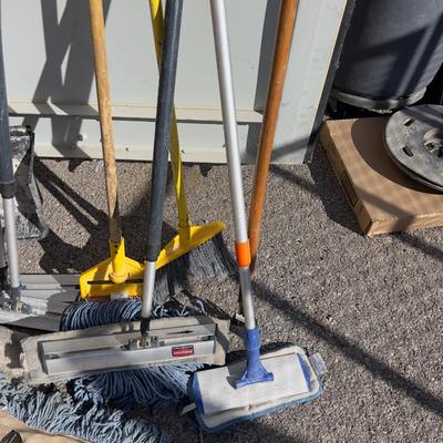 Brooms, Mops & Squeegee