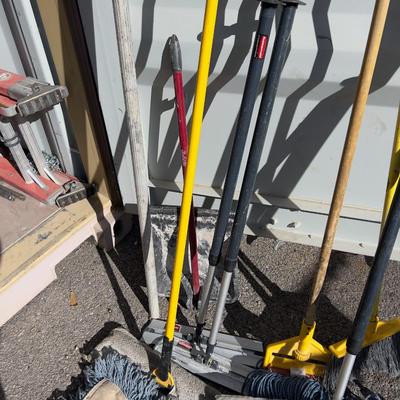 Brooms, Mops & Squeegee