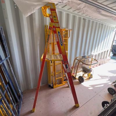 Werner 4 Foot Podium Platform Ladder Orange. 