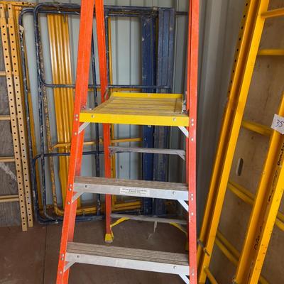 Werner 4 Foot Podium Platform Ladder Orange. 