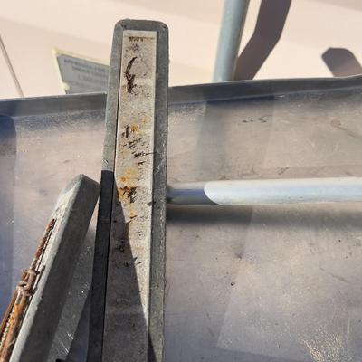 2 Magnets with handles 