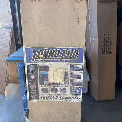 Tri-Fold TONNEAU TONNO PRO 