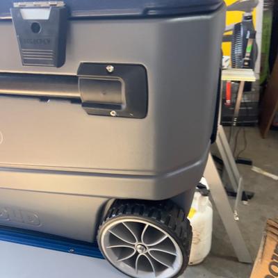 IGLOO NICE NEW 110 Quart COOLER 