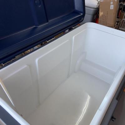 IGLOO NICE NEW 110 Quart COOLER 