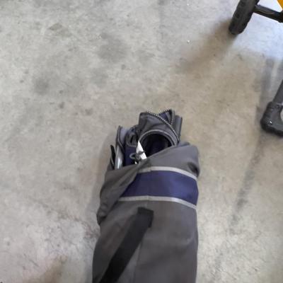 2 Folding Chairs 