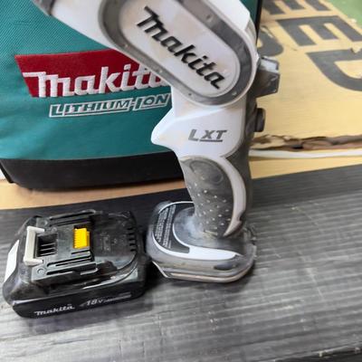 Makita  18 Volt Lithium ION Flash Light with Nice Carrying Care