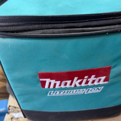 Makita  18 Volt Lithium ION Flash Light with Nice Carrying Care