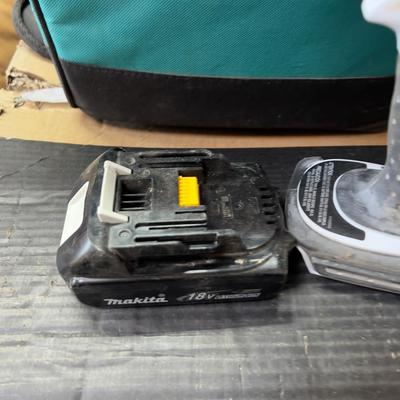 Makita  18 Volt Lithium ION Flash Light with Nice Carrying Care