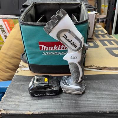 Makita  18 Volt Lithium ION Flash Light with Nice Carrying Care