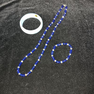 GLASS BEADED NECKLACE AND BRACELET PLUS LIGHT BLUE BRACELET