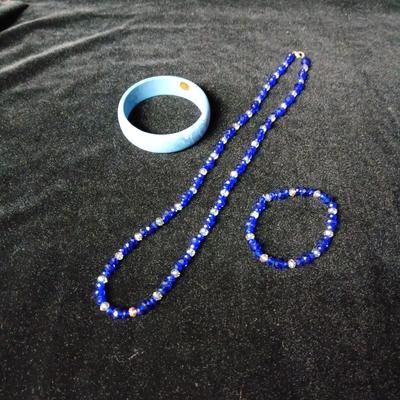 GLASS BEADED NECKLACE AND BRACELET PLUS LIGHT BLUE BRACELET