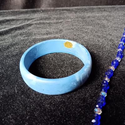 GLASS BEADED NECKLACE AND BRACELET PLUS LIGHT BLUE BRACELET