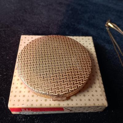 HOBO POWDER COMPACT MADE IN SWITZERLAND COSTUME JEWELRY
