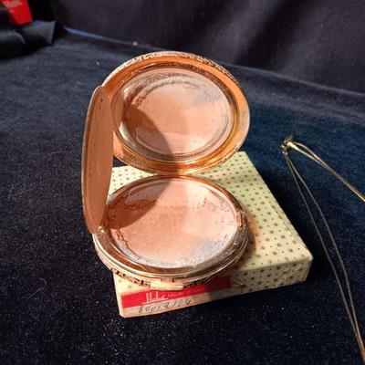 HOBO POWDER COMPACT MADE IN SWITZERLAND COSTUME JEWELRY