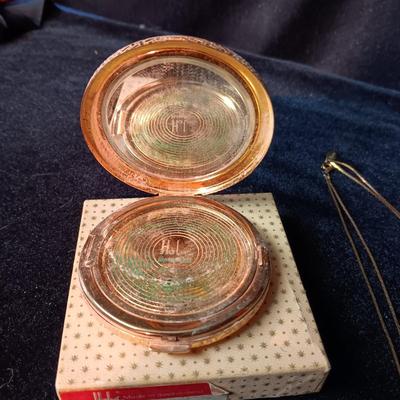 HOBO POWDER COMPACT MADE IN SWITZERLAND COSTUME JEWELRY