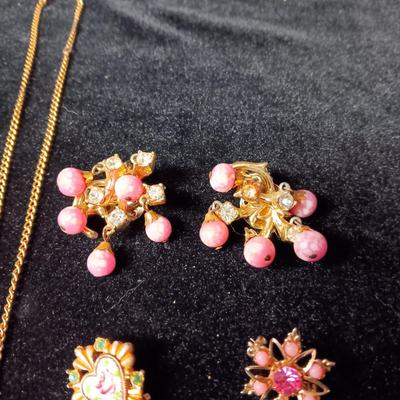 PRETTY IN PINK! LOCKET, 3 PINS AND CLIP-ON EARRINGS