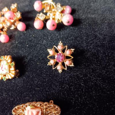 PRETTY IN PINK! LOCKET, 3 PINS AND CLIP-ON EARRINGS