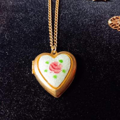 PRETTY IN PINK! LOCKET, 3 PINS AND CLIP-ON EARRINGS