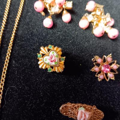 PRETTY IN PINK! LOCKET, 3 PINS AND CLIP-ON EARRINGS