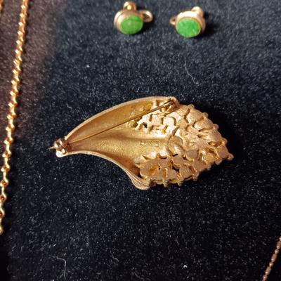 JADE COLORED PENDANTS AND EARRINGS PLUS FAUX PEARL BROOCH