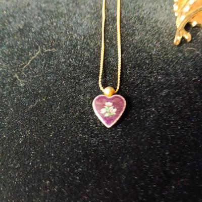 A COLLECTION OF COSTUME JEWELRY