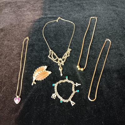 A COLLECTION OF COSTUME JEWELRY