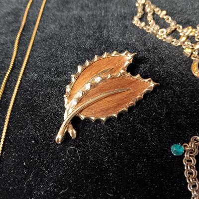 A COLLECTION OF COSTUME JEWELRY