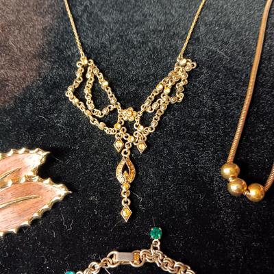 A COLLECTION OF COSTUME JEWELRY