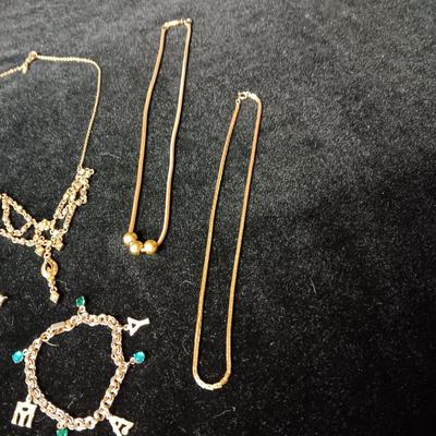 A COLLECTION OF COSTUME JEWELRY