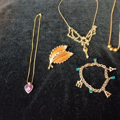 A COLLECTION OF COSTUME JEWELRY