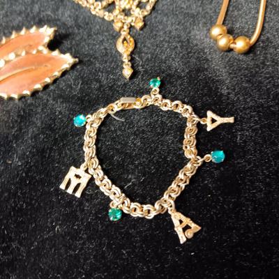 A COLLECTION OF COSTUME JEWELRY
