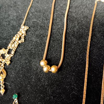 A COLLECTION OF COSTUME JEWELRY