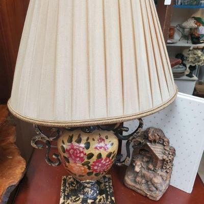 Sale Photo Thumbnail #154: table lamp