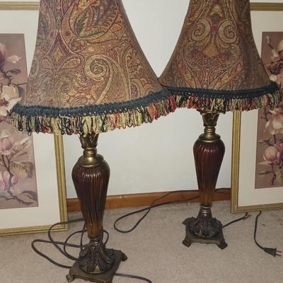 TWO MATCHING TABLE LAMPS, TWO FLORAL PICTURES