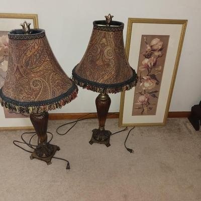 TWO MATCHING TABLE LAMPS, TWO FLORAL PICTURES