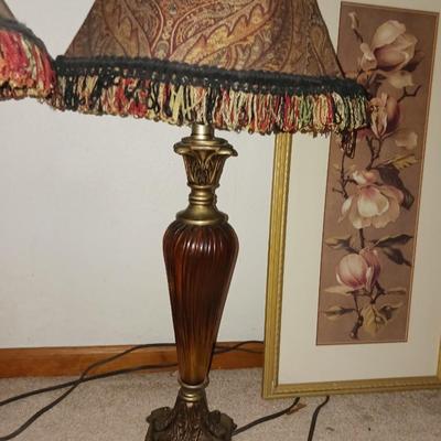 TWO MATCHING TABLE LAMPS, TWO FLORAL PICTURES