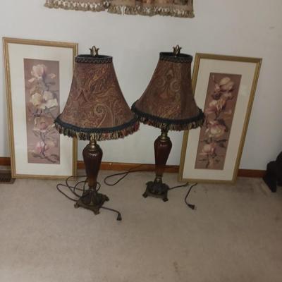 TWO MATCHING TABLE LAMPS, TWO FLORAL PICTURES