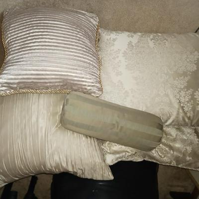 QUEEN SIZE COMFORTER, THROW PILLOWS & 2 KING DOWN FILLED PILLOWS