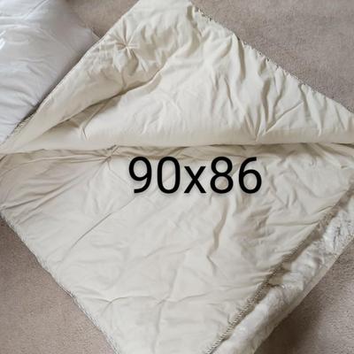 QUEEN SIZE COMFORTER, THROW PILLOWS & 2 KING DOWN FILLED PILLOWS
