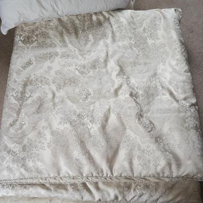 QUEEN SIZE COMFORTER, THROW PILLOWS & 2 KING DOWN FILLED PILLOWS