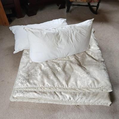 QUEEN SIZE COMFORTER, THROW PILLOWS & 2 KING DOWN FILLED PILLOWS