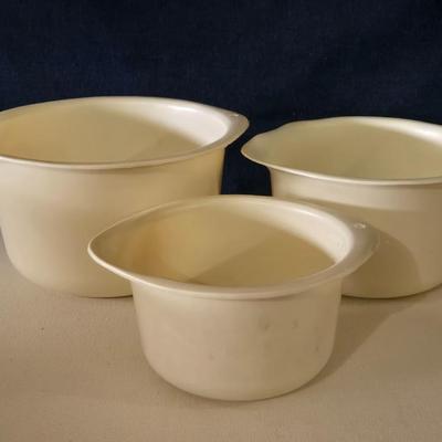 Nesting Plastic Mixing Bowls