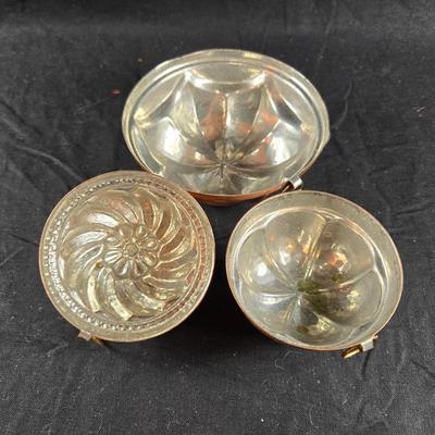 Sale Photo Thumbnail #466: This auction lot is for a Set of 3 Heavy-Copper Molds.  These are solid copper/tin lined miniature molds,  The large mold is about 4.25-inches in diameter and the other two are about 3-inches in diameter.  The tin allows for food usage but they are nice e