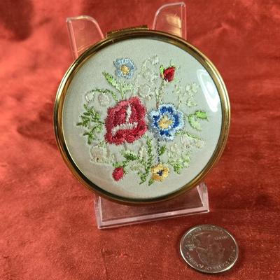 English Needlepoint Cover Ladies Compact