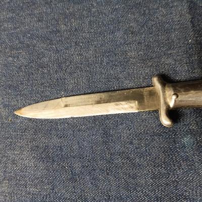 2 FOLDING BLADE KNIVES