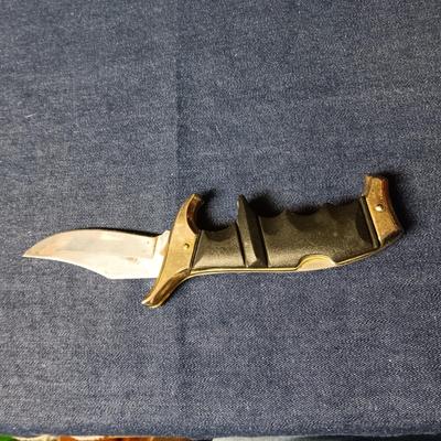 2 FOLDING BLADE KNIVES