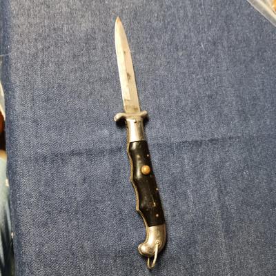 2 FOLDING BLADE KNIVES